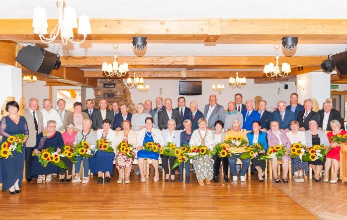 Pamiątkowe zdjęcie wyróżnionych Jubilatów