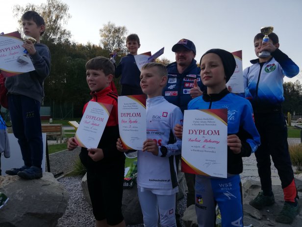 Adam Małysz z nagrodzonymi chłopcami