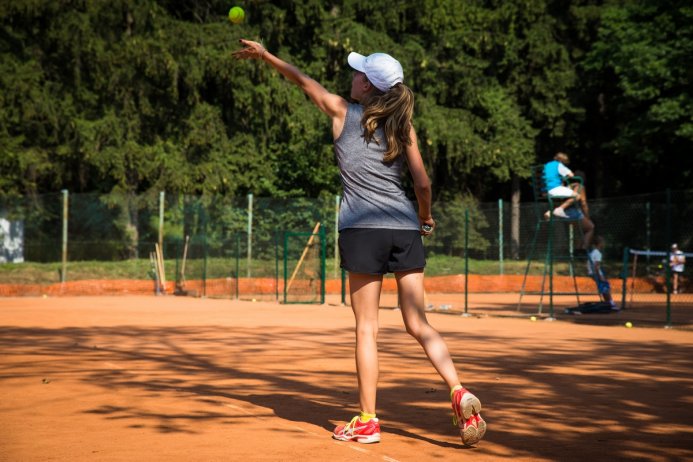 Tenisistka na kortach w centrum Wisły