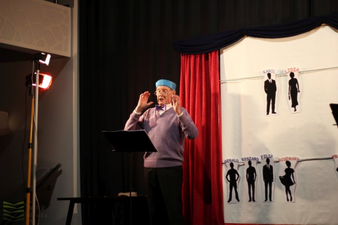 Fragment spektaklu teatralnego w bibliotece