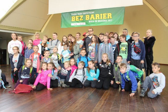 Pamiątkowe zdjęcie młodych uczestników rajdu