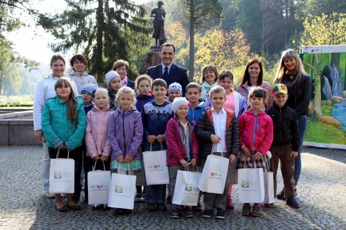 Pamiątkowe zdjęcie nagrodzonych dzieci