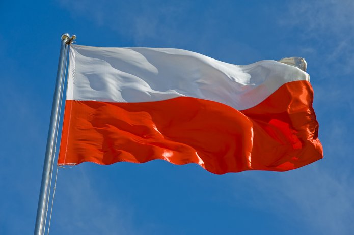 Flaga Polski na wietrze