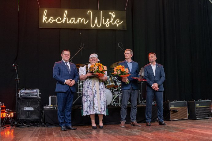 Laureaci tegorocznych nagród wraz z wręczającymi