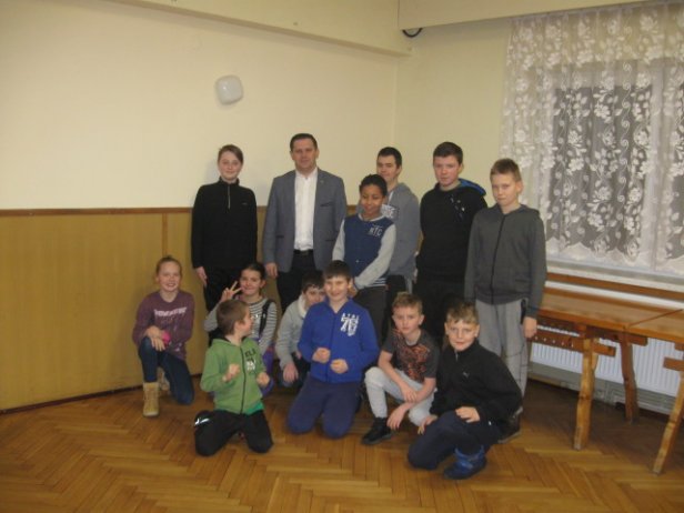 Pamiątkowe zdjęcie burmistrza z młodymi druhami