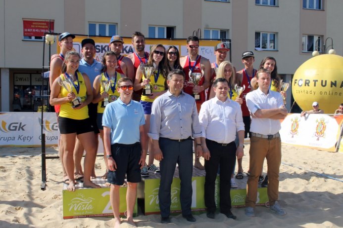 Triumfatorzy turnieju Beskidzka Plaża w towarzystwie burmistrza Wisły, starosty cieszyńskiego i organizatora