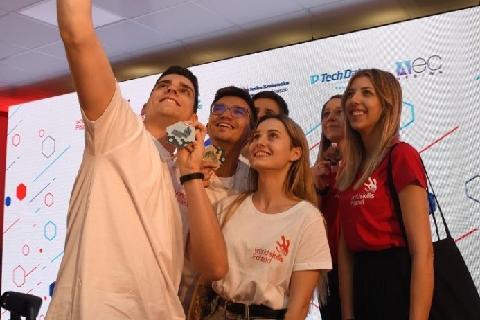 Finaliści tegorocznego konkursu Budownictwo cyfrowe/BIM WorldSkills (Sandra pośrodku)