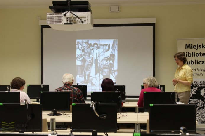 Wirtualny spacer w sali multimedialnej biblioteki