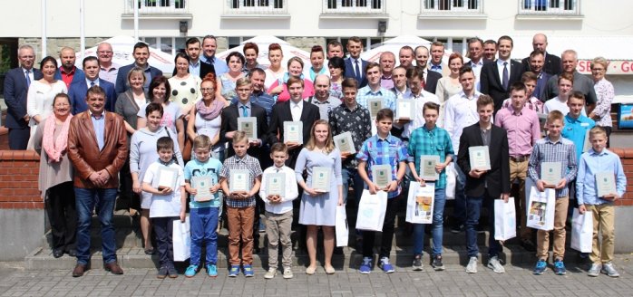 Sportowcy z rodzicami, trenerami i władzami miasta