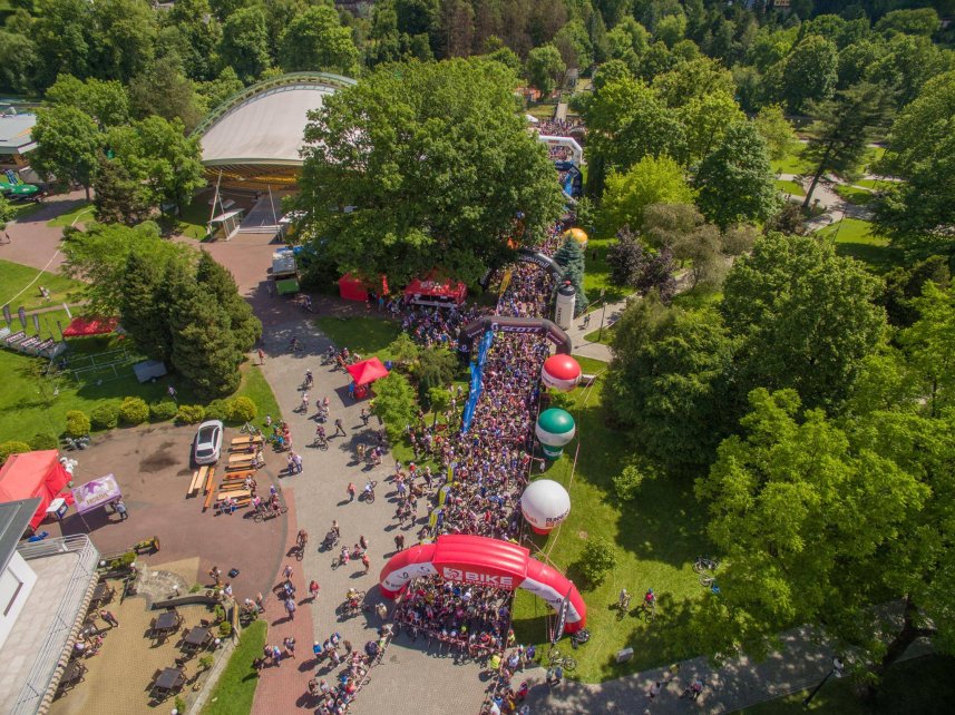 Widok na kolarzy czekających na start z lotu ptaka/fot. BikeMaraton.com.pl