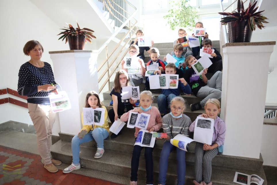 Zdjęcie grupowe z warsztatów linorytniczych