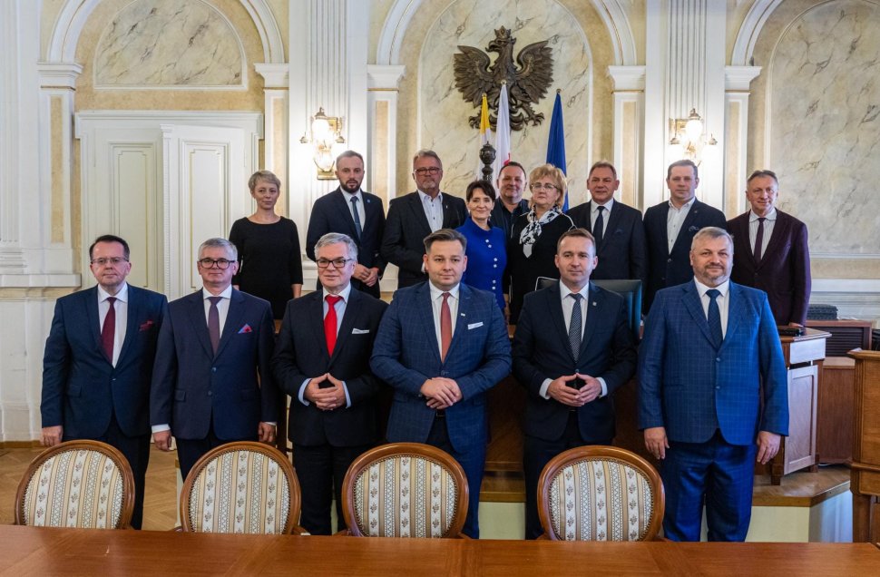Wspólna fotografia z uroczystości powołania spółki SIM Śląsk Południe sp. z o.o./fot. Paweł Sowa/Wydział Prasowy UMBB