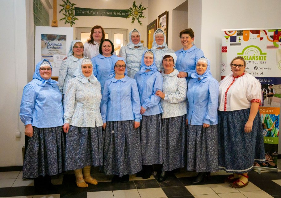 Wspólne zdjęcie uczestniczek warsztatów "Wiślański lónty"