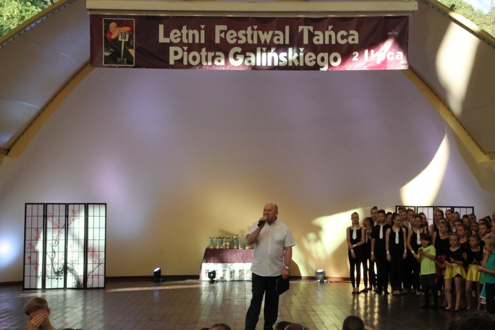 Prowadzący Piotr Galiński