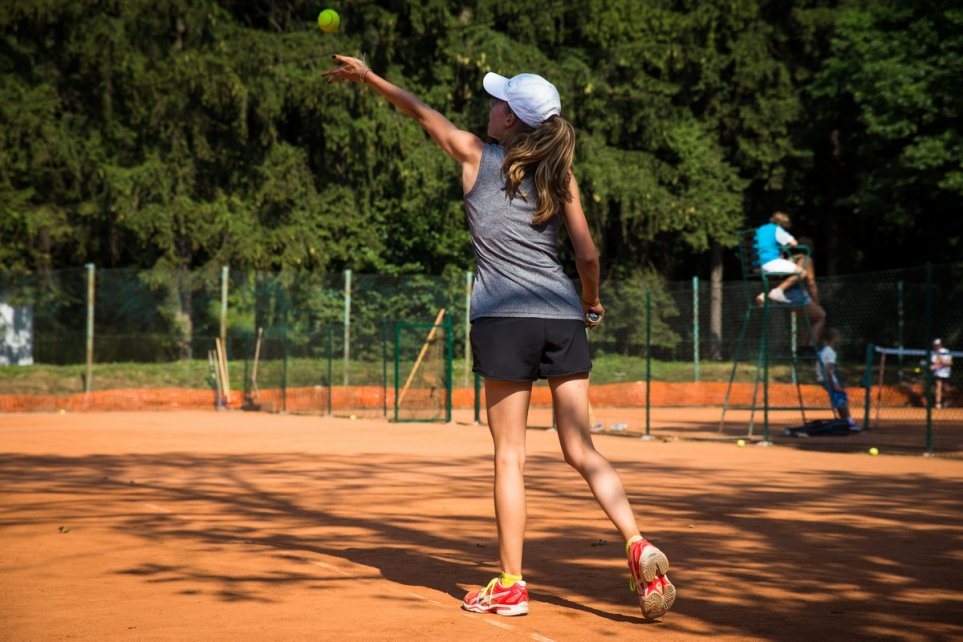 Tenisistka na kortach w centrum Wisły