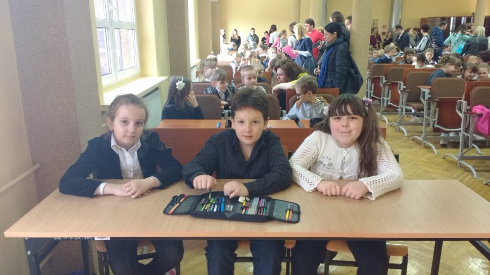 Uczestnicy konkursu ze Szkoły Podstawowej nr 2 siedzą w ławce i czekają na rozpoczęcie zmagań