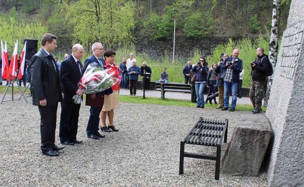 Delegacja Urzędu Miasta składa kwiaty pod pomnikiem